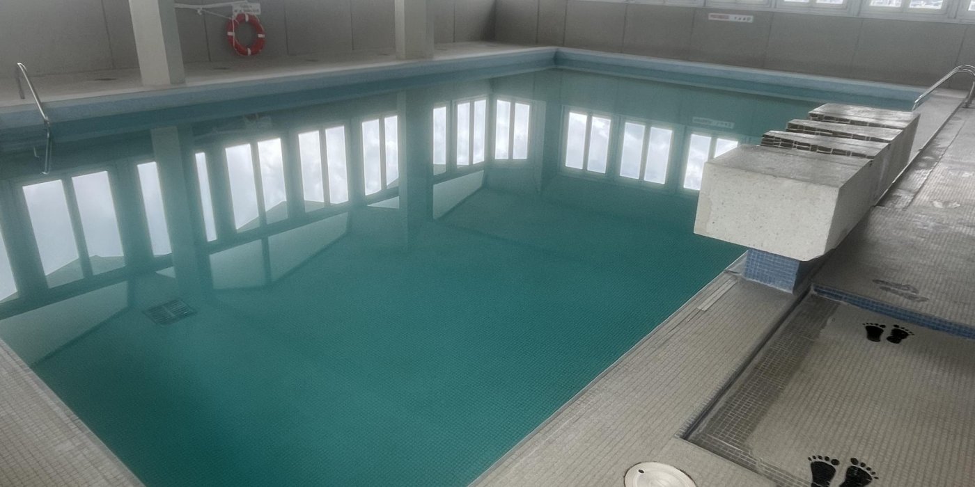 2p 50m²  avec piscine occupé homme 71 ans  Paris 15ème