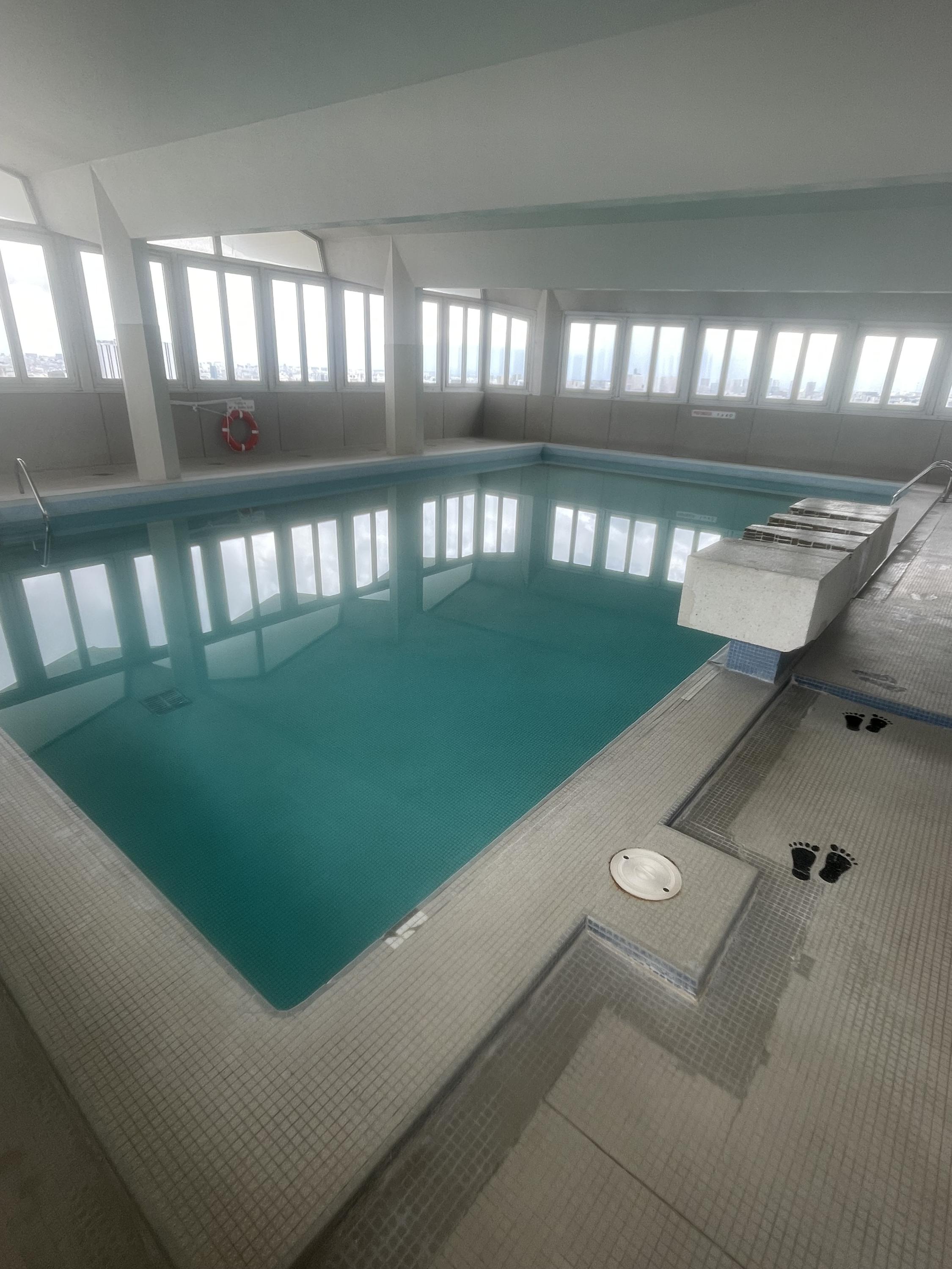 2p 50m²  avec piscine occupé homme 71 ans  Paris 15ème